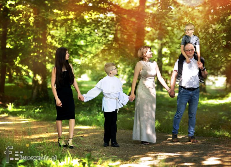 Zdjęcie grupowe z okazji komunii w plenerze – studio fotografii Koszęcin