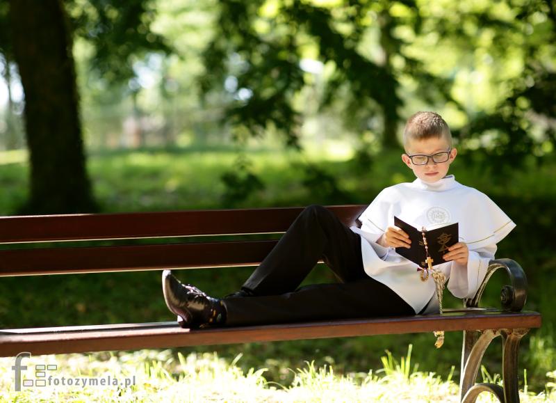 Komunia Święta – subtelne światło i ławka – park Koszęcin
