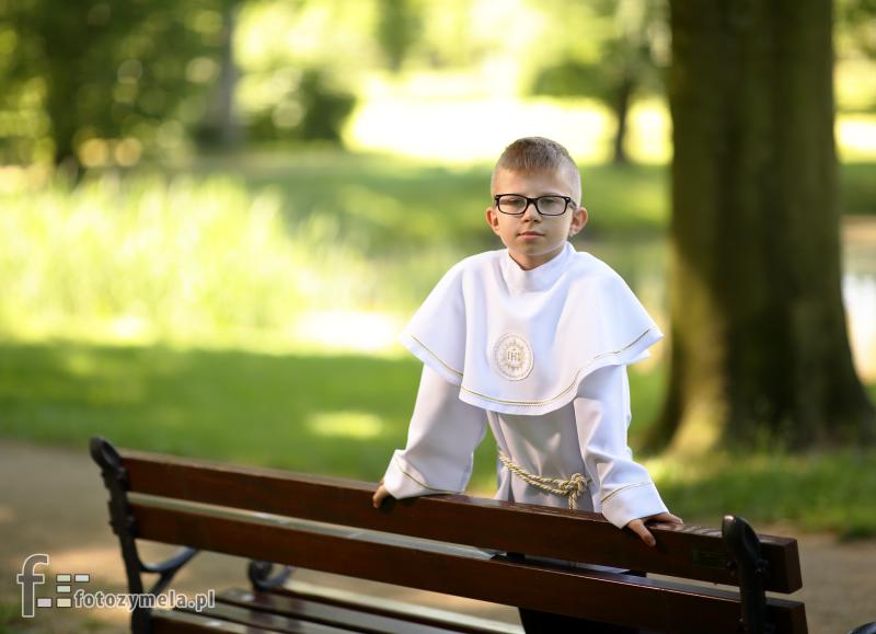 Chłopak w albie w plenerze – fotografia komunijna Śląsk