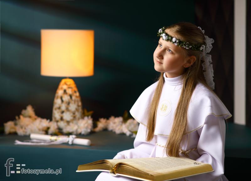  Komunia na tle ciemnego tła – sesja w Koszęcinie