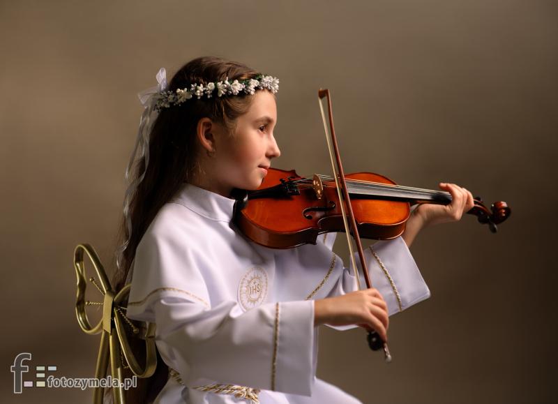 Sesja ze skrzypcami – komunijna fotografia artystyczna