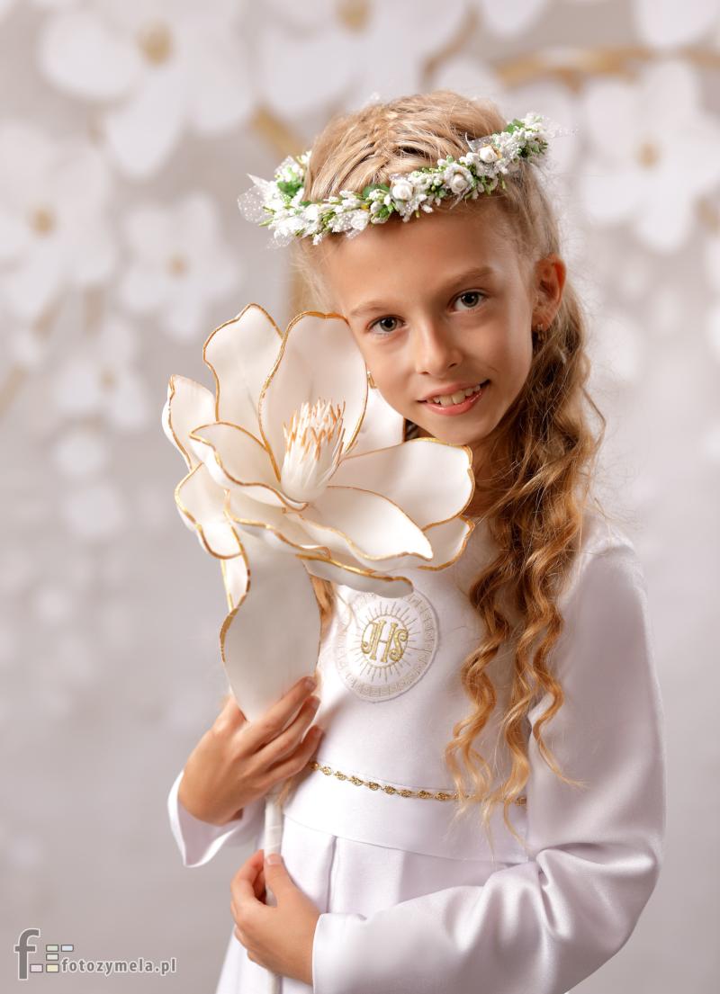 Zdjęcie komunijne z tłem florystycznym – Koszęcin