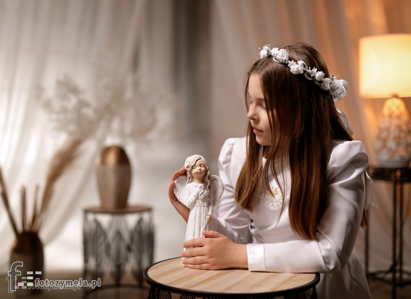 Dziewczynka w sukience komunijnej – sesja fotograficzna Koszęcin