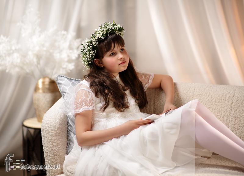 Elegancka stylizacja komunijna dziewczynki – studio fotograficzne Koszęcin