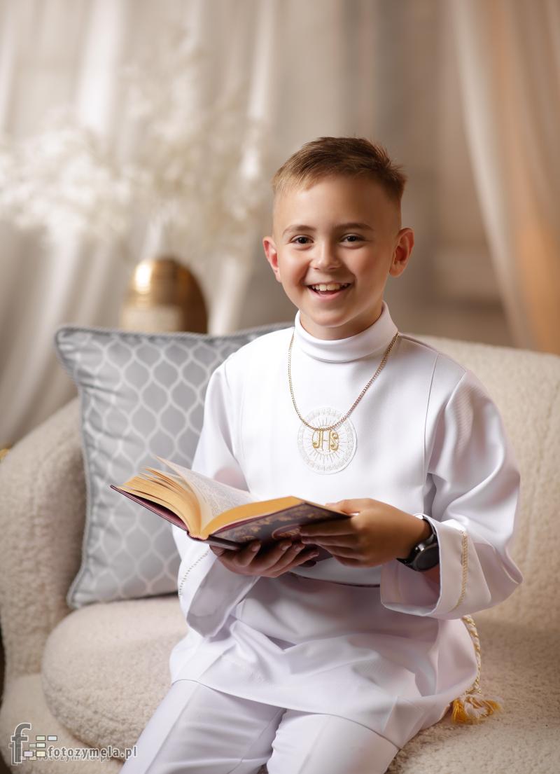 Klasyczna sesja komunijna w studio – fotograf Śląsk