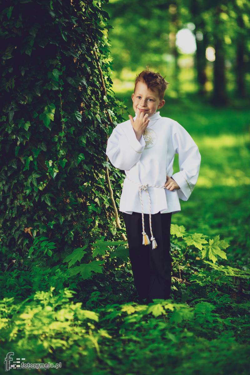 Zdjęcie komunijne na tle liści – park Koszęcin