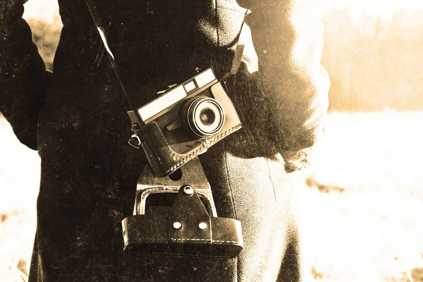 Fotograf z klasycznym aparatem analogowym